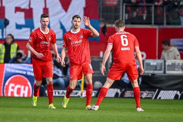 韦德体育官网入口-包含奥格斯堡客场大捷，保级形势渐趋乐观的词条