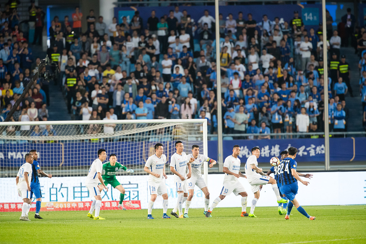 伟德体育平台官网-足球比赛中球员技艺精湛，场面激烈