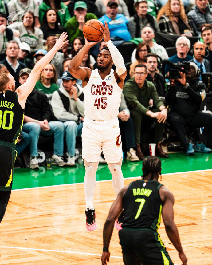 伟德体育平台官网-包含爵士胜马刺，米切尔手感火热砍下40分的词条