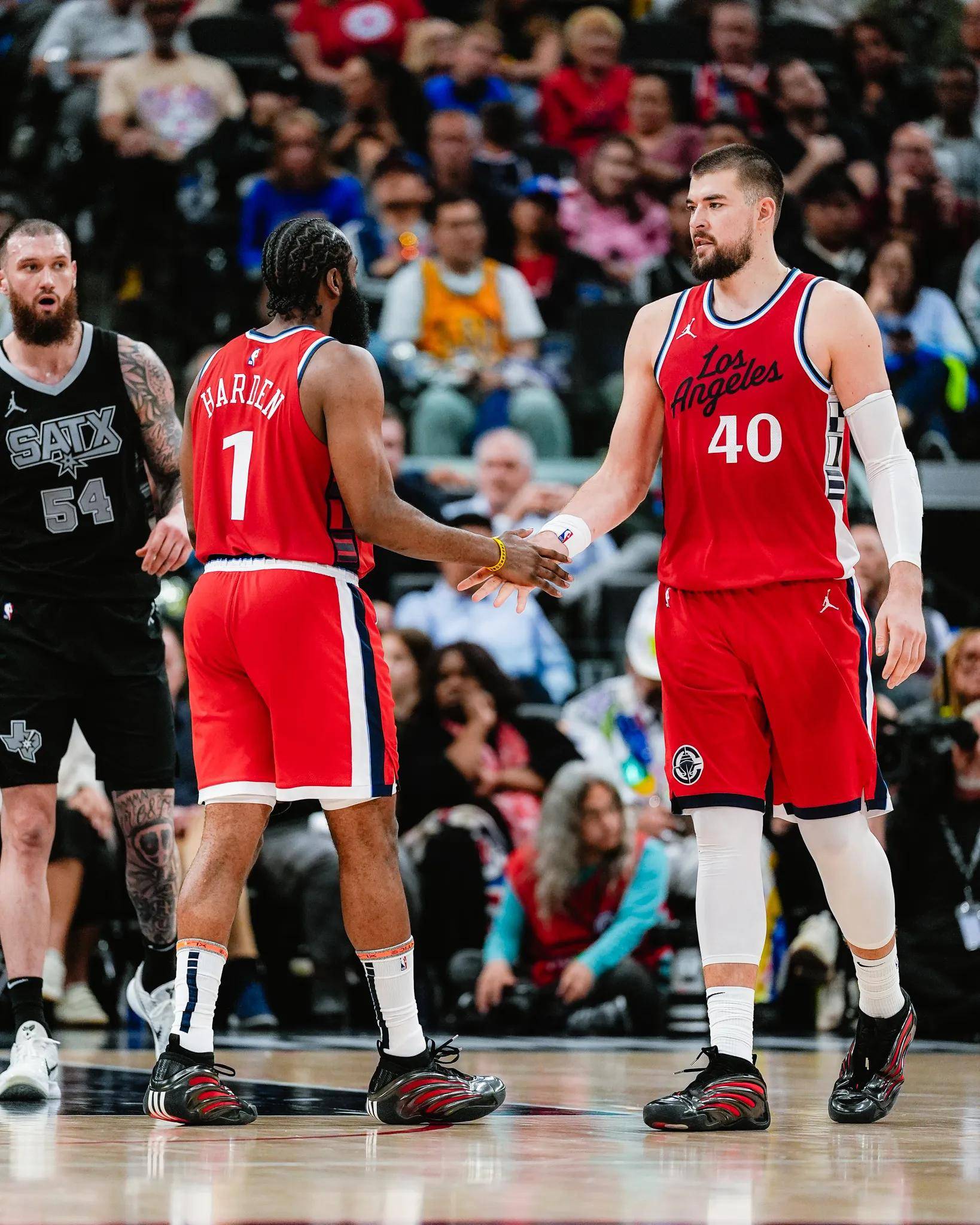 韦德足球官网-关于快船横扫马刺，展现强大实力的信息