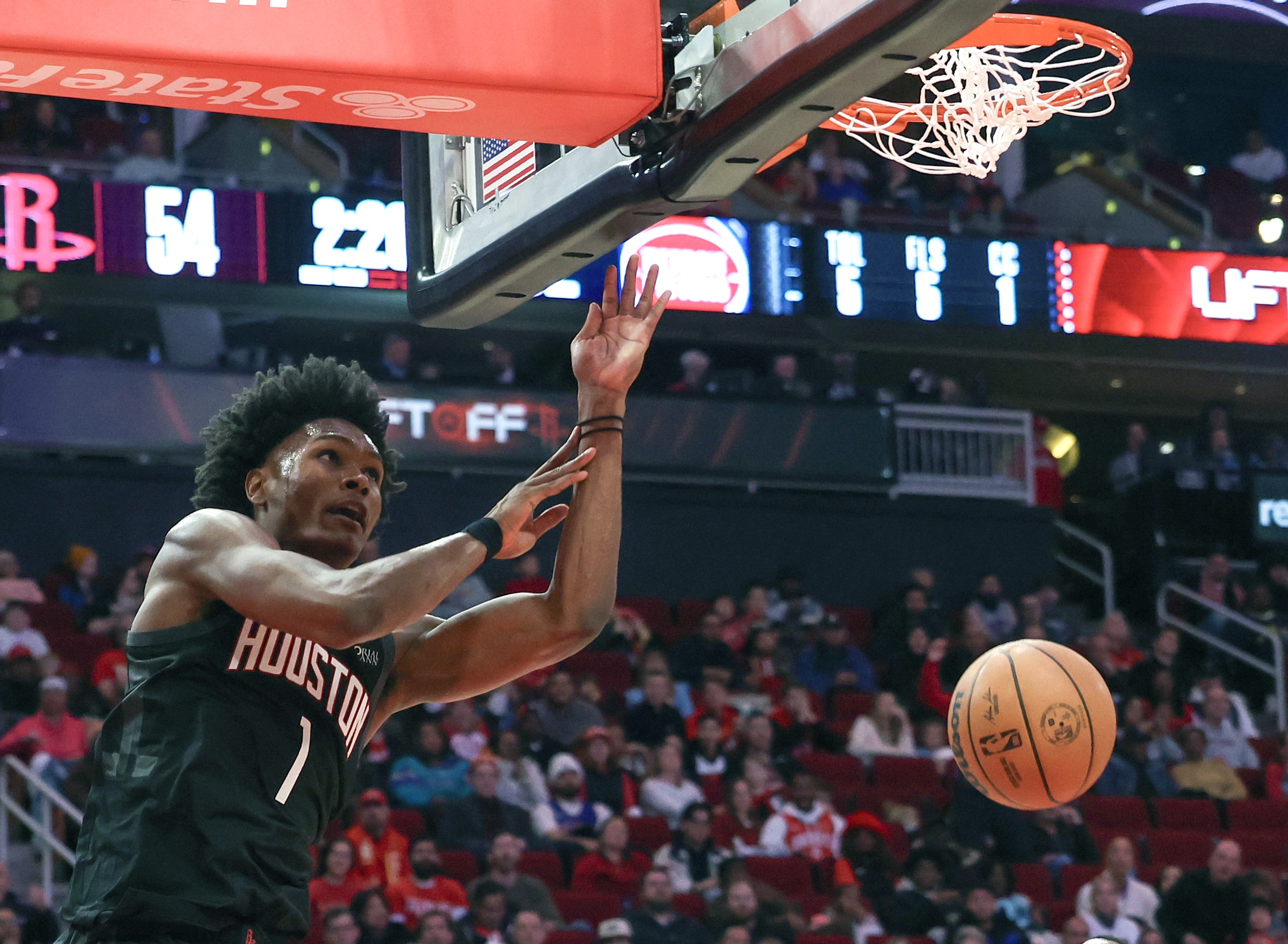 韦德体育网址-包含猛龙主场击败热火，范弗利特关键时刻挺身而出的词条